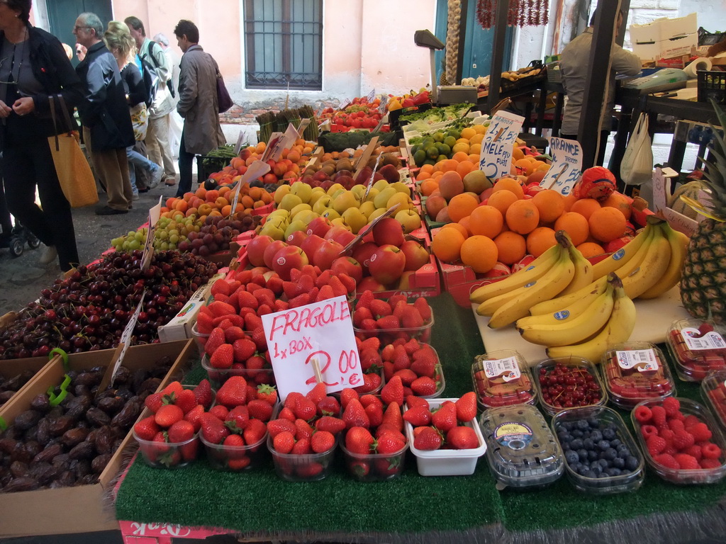 Fruit market stall at the Campo della Pescaria square