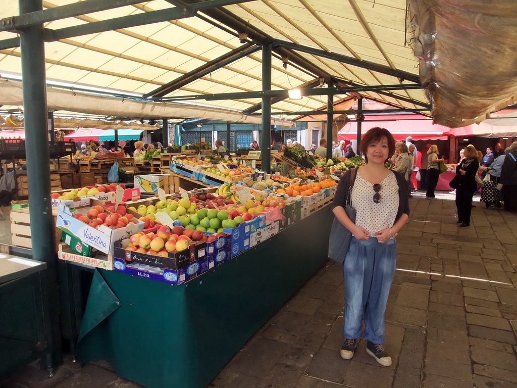 Miaomiao at a fruit market stall at the Campo della Pescaria square