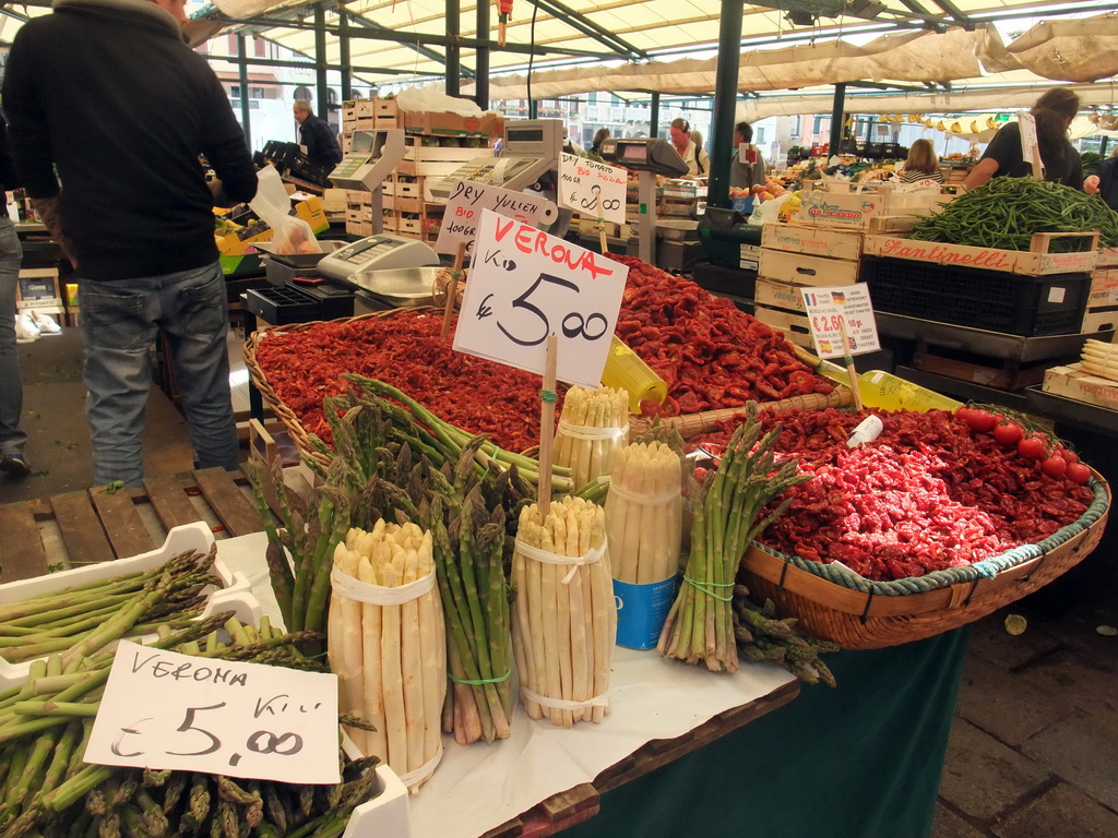 Vegetable market stall at the Campo della Pescaria square