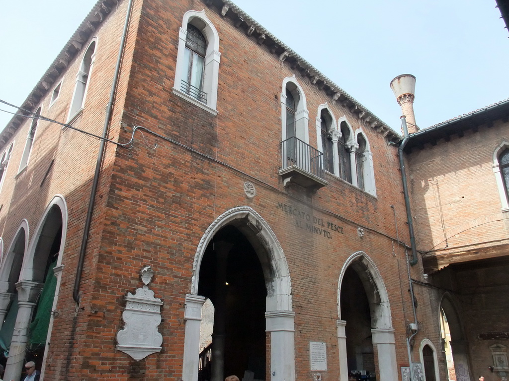 Northeast side of the Mercato del Pesce al Minuto building at the Fondamenta Riva Olio street