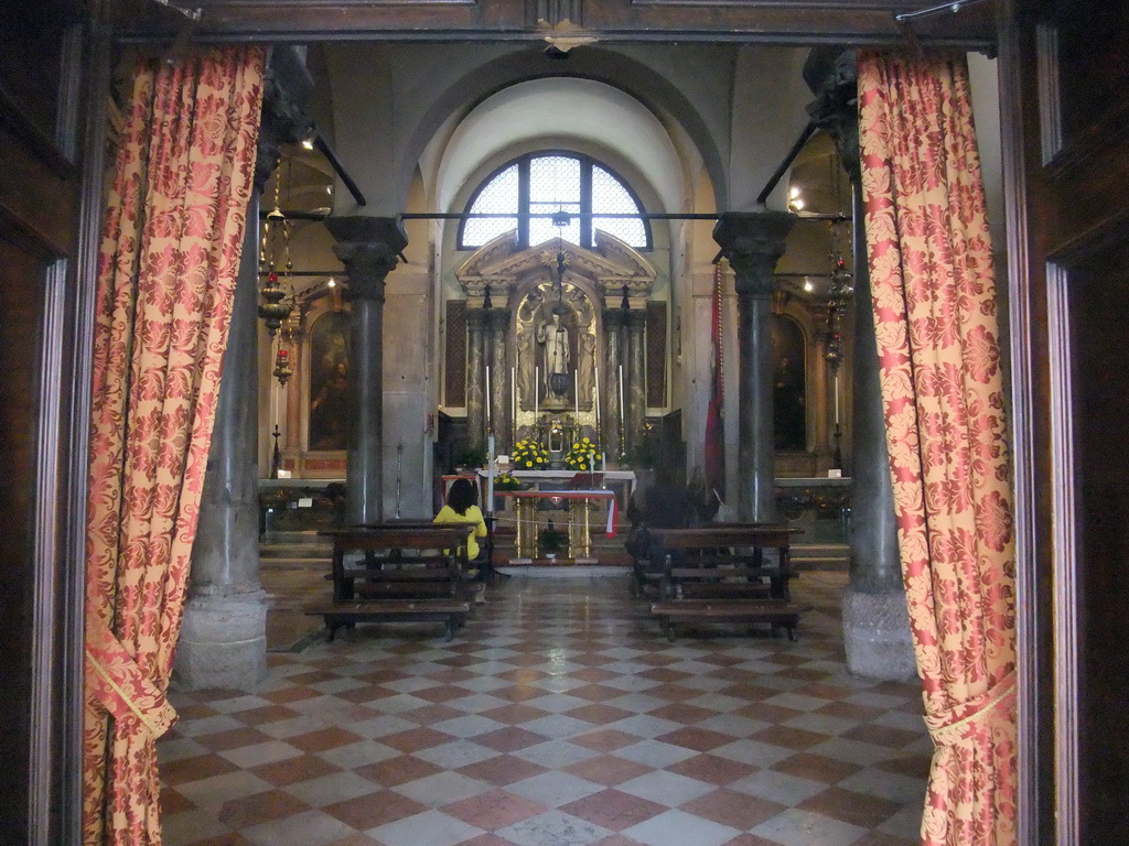 Nave, apse and altar of the Chiesa di San Giacomo di Rialto church