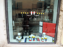 Items with Piet Mondriaan print in the window of the shop of the Peggy Guggenheim Collection museum