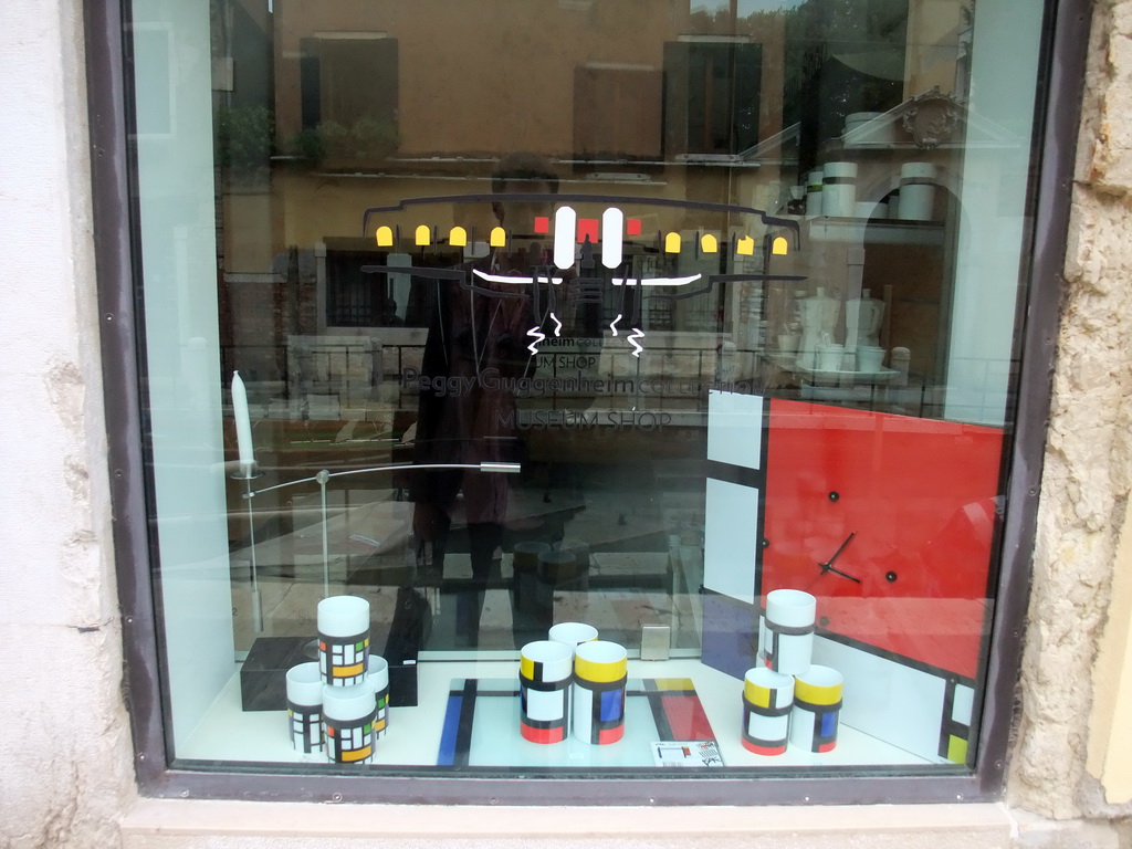 Items with Piet Mondriaan print in the window of the shop of the Peggy Guggenheim Collection museum