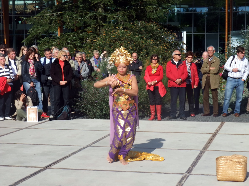 Indonesian dancer in front of the Villa Flora building at the Green Engine section