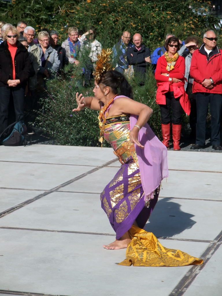 Indonesian dancer in front of the Villa Flora building at the Green Engine section