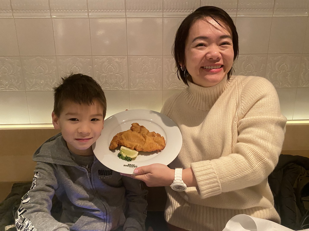 Miaomiao and Max with a Wiener Schnitzel at the Plachuttas Gasthaus zur Oper restaurant