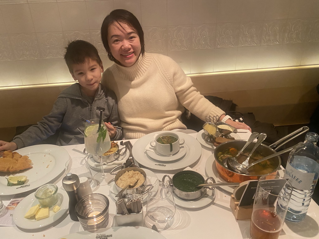 Miaomiao and Max having dinner at the Plachuttas Gasthaus zur Oper restaurant