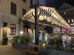 Front and terrace of the Plachuttas Gasthaus zur Oper restaurant at the Walfischgasse street, by night