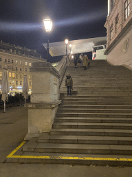 Max at the staircase from the Albertina museum to the Augustinerstraße street, by night