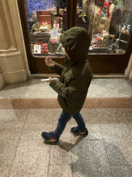 Max eating candy at the Ferstel Passage, by night