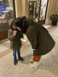 Miaomiao and Max eating candy at the Ferstel Passage, by night