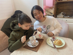Miaomiao and Max with hot chocolate at the Vanillas Wien restaurant
