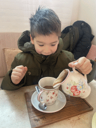 Max with hot chocolate at the Vanillas Wien restaurant