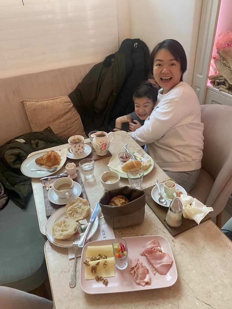 Miaomiao and Max having breakfast at the Vanillas Wien restaurant