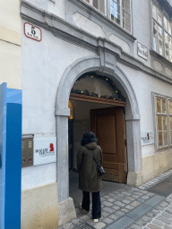 Miaomiao at the entrance to the Mozarthaus Vienna museum at the Domgasse street