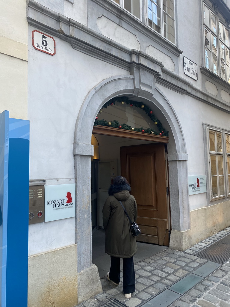 Miaomiao at the entrance to the Mozarthaus Vienna museum at the Domgasse street