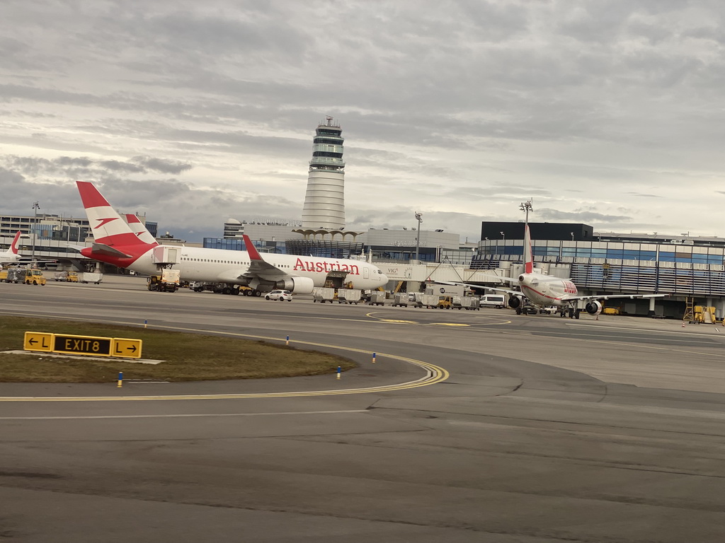 Control tower and airplanes at Vienna International Airport, viewed from the airplane to Eindhoven