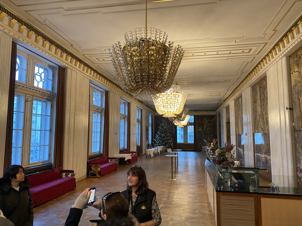 Miaomiao and our tour guide at the Gustav Mahler Hall at the upper floor of the Wiener Staatsoper building