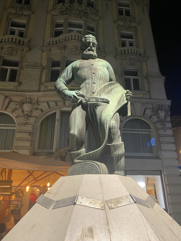 The Tuchmacherbrunnen fountain at the Tuchlauben street, by night