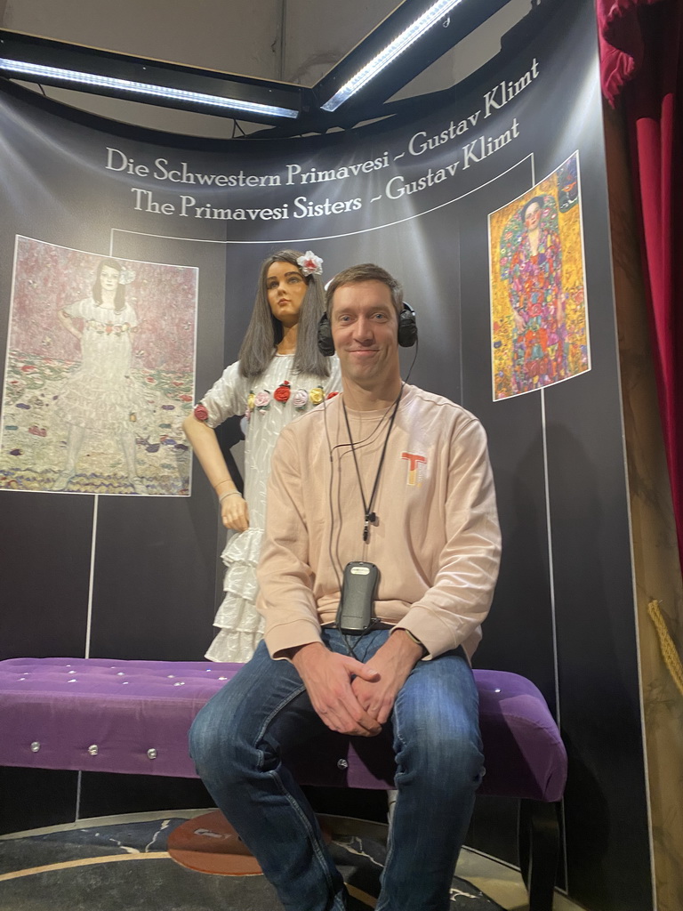 Tim with a statue of one of the Primavesi Sisters by Gustav Klimt at the `Music in Vienna` section at the Time Travel Vienna museum, with explanation