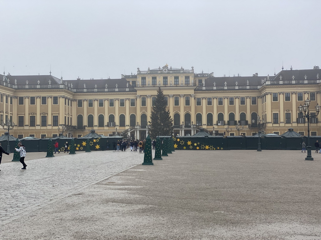 Parade Court with christmas tree and christmas stalls in front of the Schönbrunn Palace