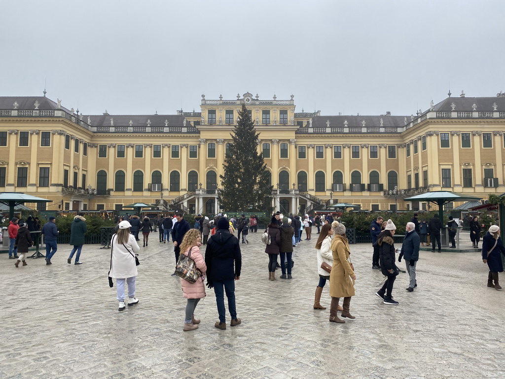 Parade Court with christmas tree and christmas stalls in front of the Schönbrunn Palace