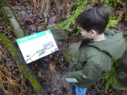 Max with a sign on the former Penguin enclosure at the Schönbrunn Zoo