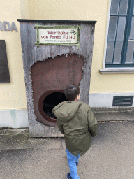 Max with the maternity den of Giant Panda Fu Hu in front of the Panda House at the Schönbrunn Zoo