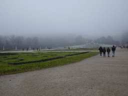 The main road and the Neptunbrunnen fountain at the Schönbrunn Park