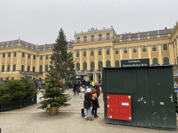 Parade Court with christmas tree and christmas stalls in front of the Schönbrunn Palace