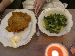 Wiener Schnitzel and potato salad at the Huth Gastwirtschaft restaurant