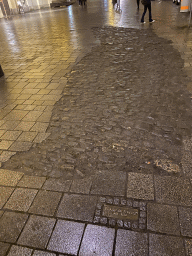 Pavement from 1200 at the Freyung square, with explanation, by night