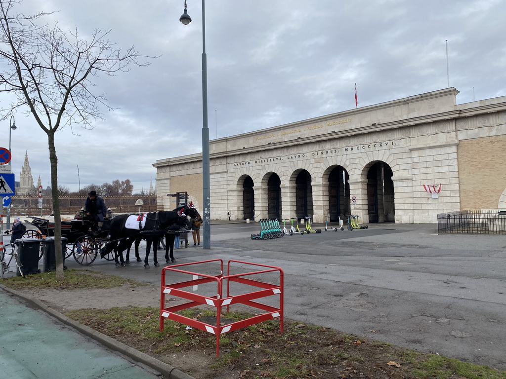 Horse and carriage in front of the Outer Castle Gate at the Heldenplatz square