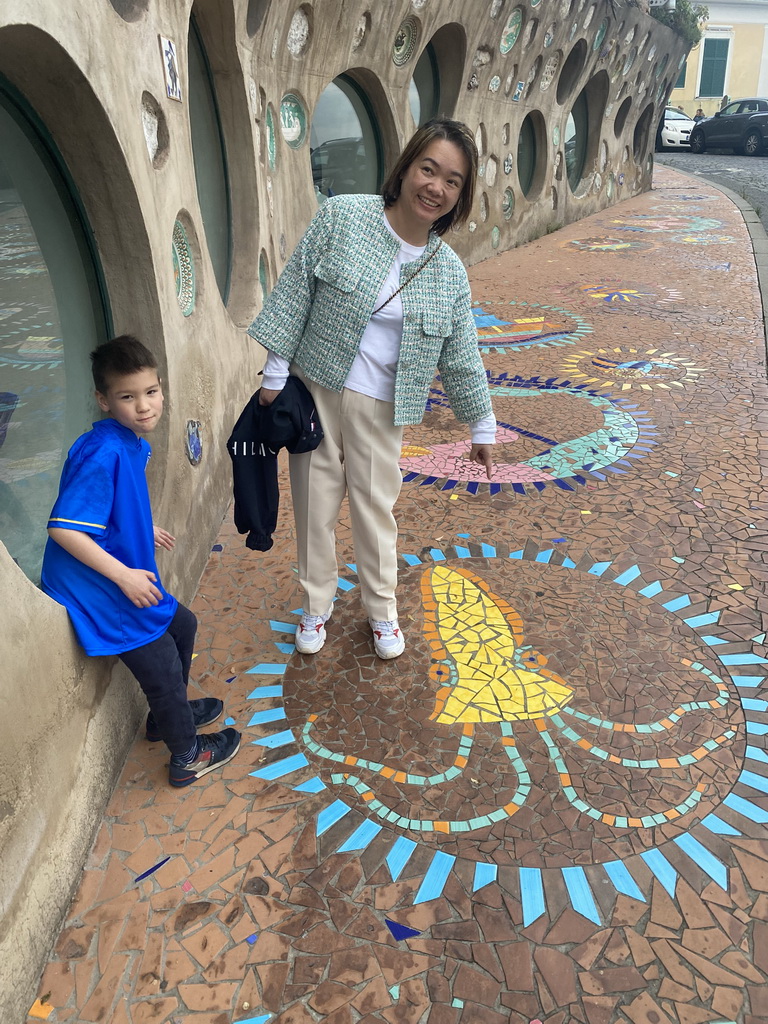 Miaomiao and Max with mosaics in front of the Ceramica Artistica Solimene Vincenzo pottery store at the Via Madonna degli Angeli street