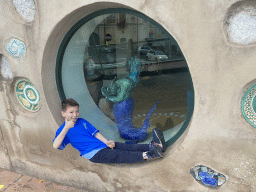 Max in a window in front of the Ceramica Artistica Solimene Vincenzo pottery store at the Via Madonna degli Angeli street