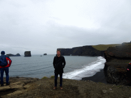 Tim at the lower viewpoint of the Dyrhólaey peninsula, with a view on the Rock Arch