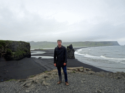 Tim at the lower viewpoint of the Dyrhólaey peninsula, with a view on Kirkjufjara beach and Reynisfjara Beach