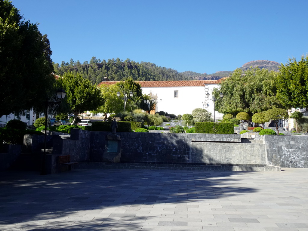 The Plaza Doctor Pérez Cáceres square with the statue `El Testimonio del Hermano Pedro` and the Parroquia San Pedro Apóstol church