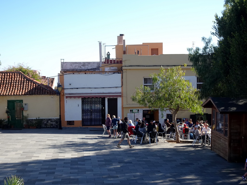 The terrace of the Restaurante Fuente Hermano Pedro at the Plaza Doctor Pérez Cáceres square