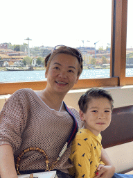 Miaomiao and Max at the ferry from Porto over the Douro river, with a view on the Cais de Gaia street