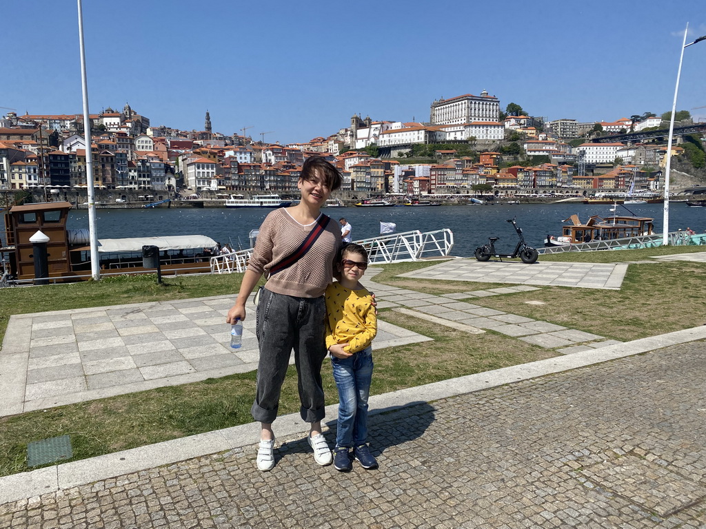 Miaomiao and Max at the Avenida de Diogo Leite street, with a view on boats on the Douro river and Porto with the Cais da Estiva and Cais da Ribeira streets, the Capela de Nossa Senhora do Ó chapel, the Mercado Ferreira Borges market, the Igreja de Nossa Senhora da Vitória church and the Torre dos Clérigos tower, viewed from the Avenida de Diogo Leite street