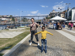 Miaomiao and Max at the Avenida de Diogo Leite street, with a view on the Ponte Luís I bridge over the Douro river and the Mosteiro da Serra do Pilar monastery