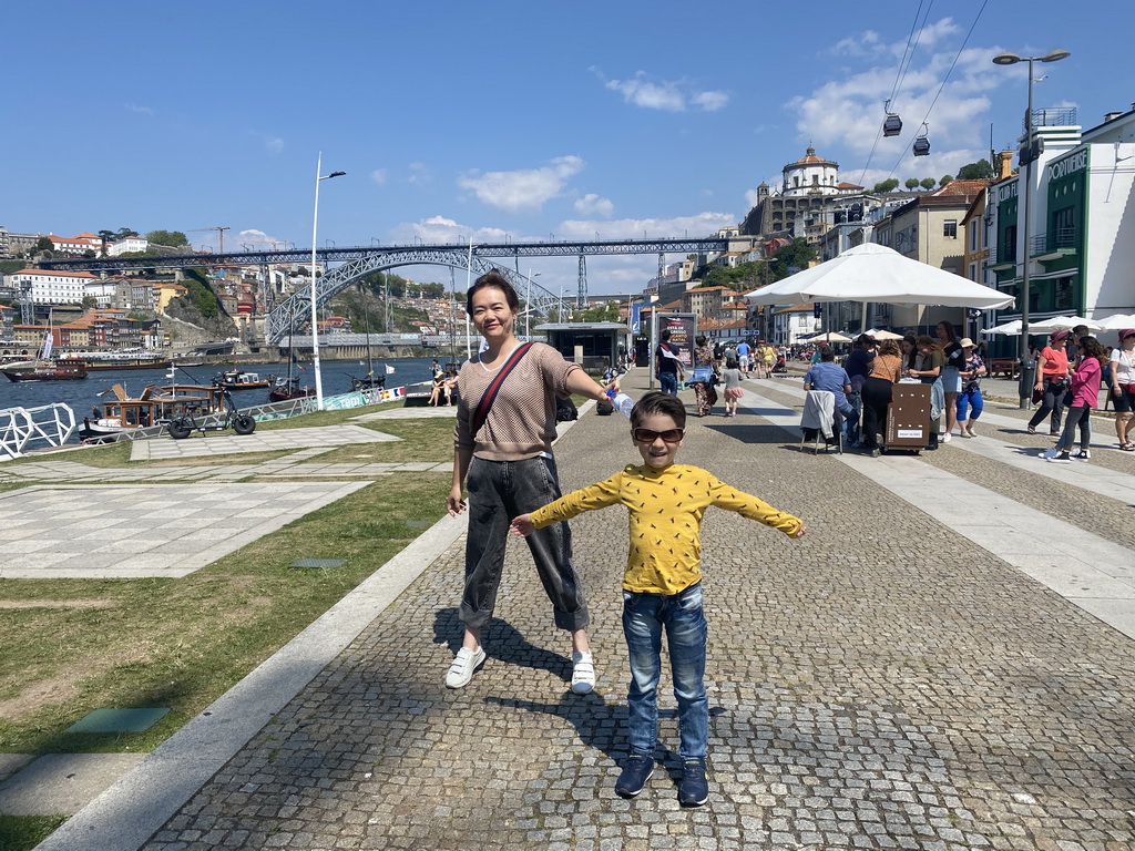 Miaomiao and Max at the Avenida de Diogo Leite street, with a view on the Ponte Luís I bridge over the Douro river and the Mosteiro da Serra do Pilar monastery