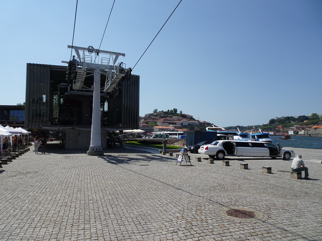 The Gaia Cable Car building and a limousine at the Avenida de Ramos Pinto street