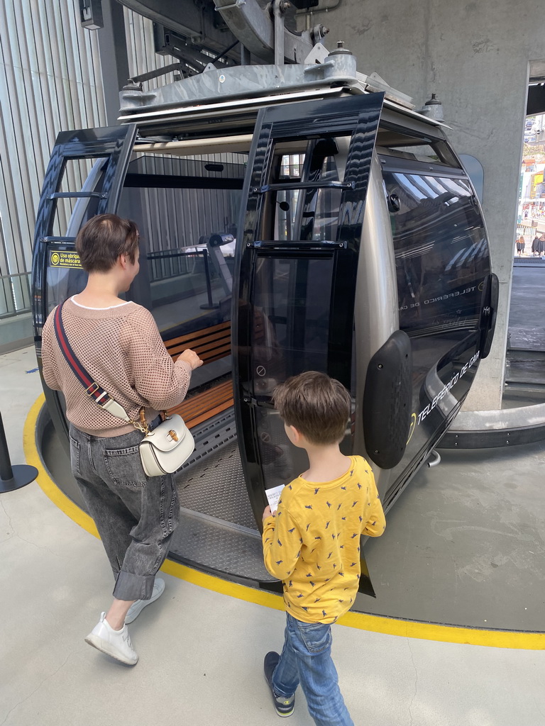 Miaomiao and Max getting on the Gaia Cable Car gondola at the Gaia Cable Car building at the Avenida de Ramos Pinto street