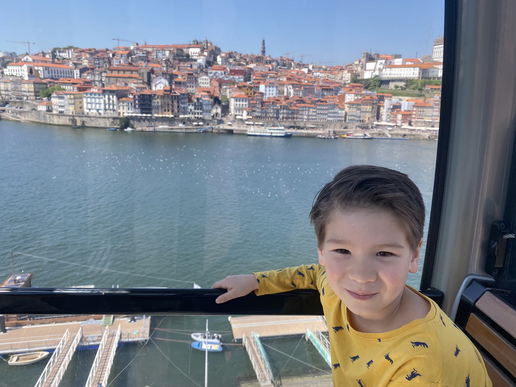 Max at the Gaia Cable Car, with a view on boats on the Douro river and Porto with the Cais da Estiva and Cais da Ribeira streets, the Capela de Nossa Senhora do Ó chapel, the Mercado Ferreira Borges market, the Igreja de Nossa Senhora da Vitória church, the Torre dos Clérigos tower, the Igreja dos Grilos church and the Paço Episcopal do Porto palace, viewed from the Gaia Cable Car