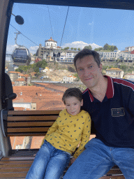 Tim and Max at the Gaia Cable Car, with a view on the Mosteiro da Serra do Pilar monastery