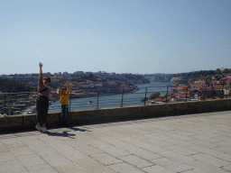 Miaomiao and Max at the Miradouro da Serra do Pilar viewing point at the Largo Aviz square, with a view on the Ponte da Arrábida over the Douro river