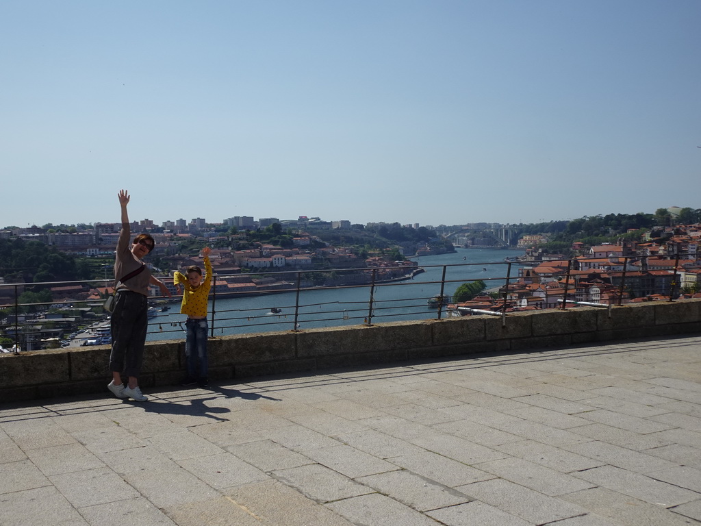 Miaomiao and Max at the Miradouro da Serra do Pilar viewing point at the Largo Aviz square, with a view on the Ponte da Arrábida over the Douro river