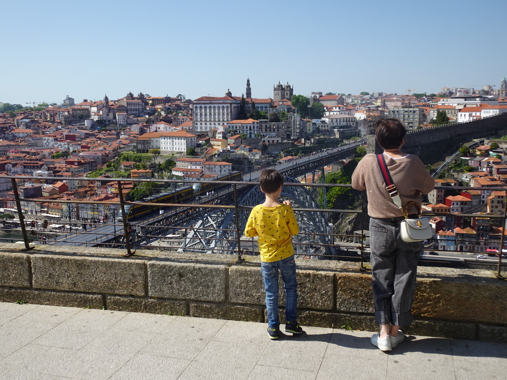 Miaomiao and Max at the Miradouro da Serra do Pilar viewing point at the Largo Aviz square, with a view on a subway train on the Ponte Luís I bridge over the Douro river and Porto with the Igreja de Nossa Senhora da Vitória church, the Paço Episcopal do Porto palace, the Torre dos Clérigos tower, the Porto Cathedral and the Muralha Fernandina wall